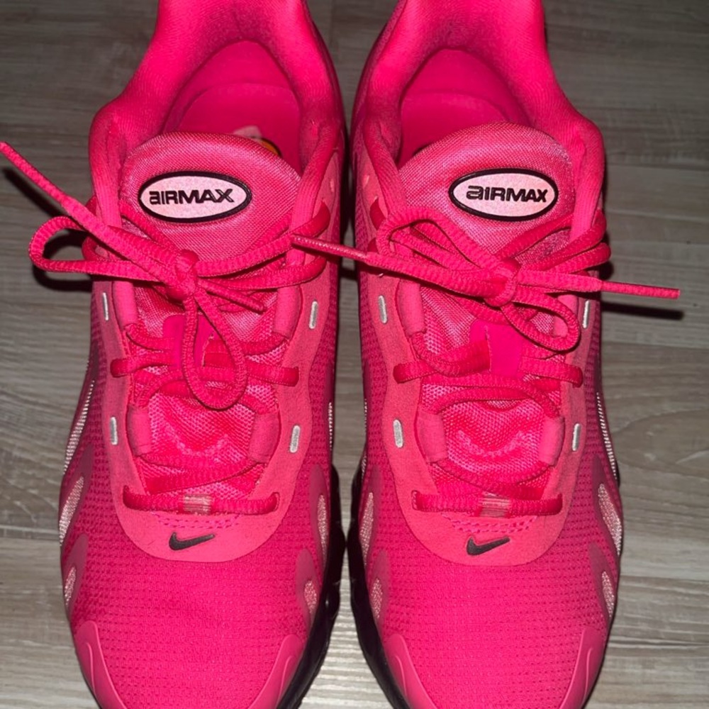 Nike Air Max Women’s Hot Pink Running Shoes (Men’s 6/Women’s 7.5) $160